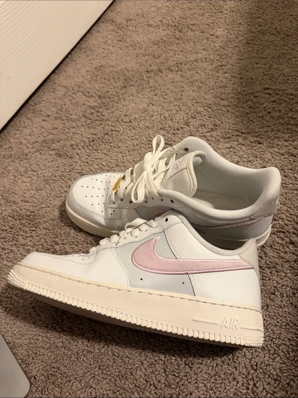 Nike  women Low-Top Sneakers in White with Light Pink Swoosh